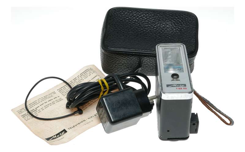 Metz 185 Mecablitz camera hot shoe flash with charger pouch instructions