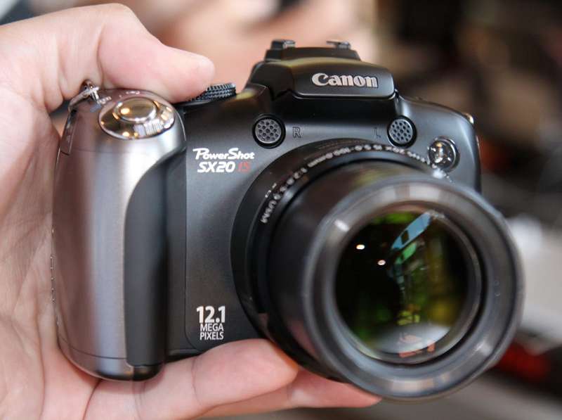 Canon SX20 iS 12.1 Megapixel, 20x Stabilized Optical Zoom, HD Video + Free Bag