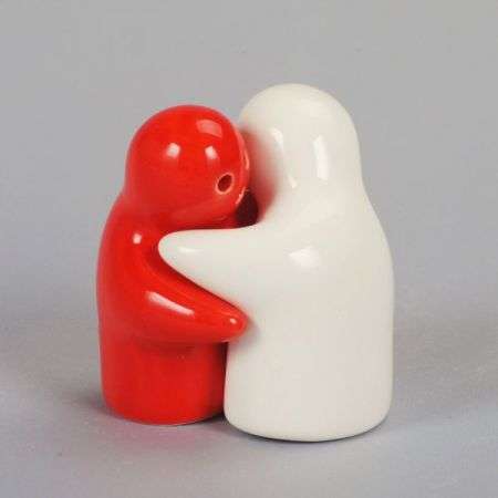 Salt and Pepper hugging couple 5cm (white & red) (7155)