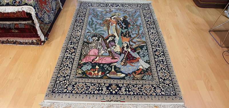 Very Fine Persian Pictorial Isfahan Carpet 175cm x 115cm Hand Knotted