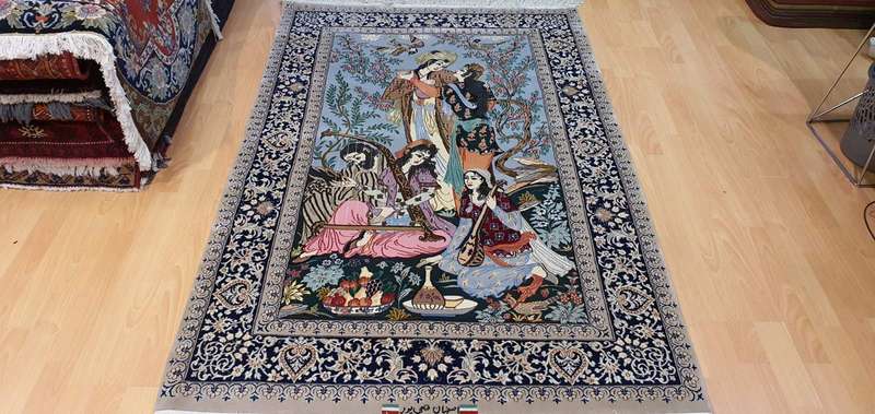 Very Fine Persian Pictorial Isfahan Carpet 175cm x 115cm Hand Knotted
