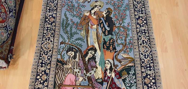 Very Fine Persian Pictorial Isfahan Carpet 175cm x 115cm Hand Knotted