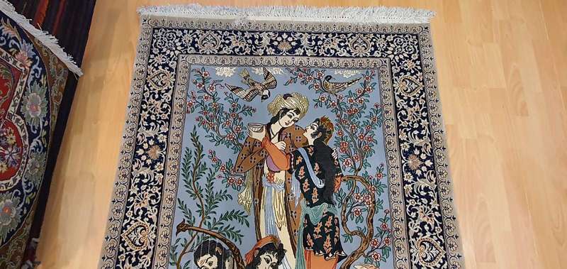 Very Fine Persian Pictorial Isfahan Carpet 175cm x 115cm Hand Knotted