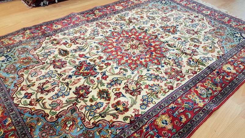 Fine Persian Isfahan Carpet 175cm x 110cm Hand Knotted