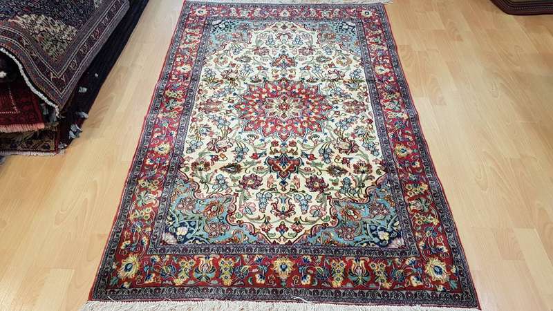 Fine Persian Isfahan Carpet 175cm x 110cm Hand Knotted