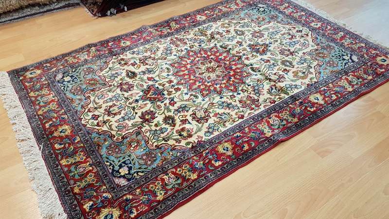 Fine Persian Isfahan Carpet 175cm x 110cm Hand Knotted
