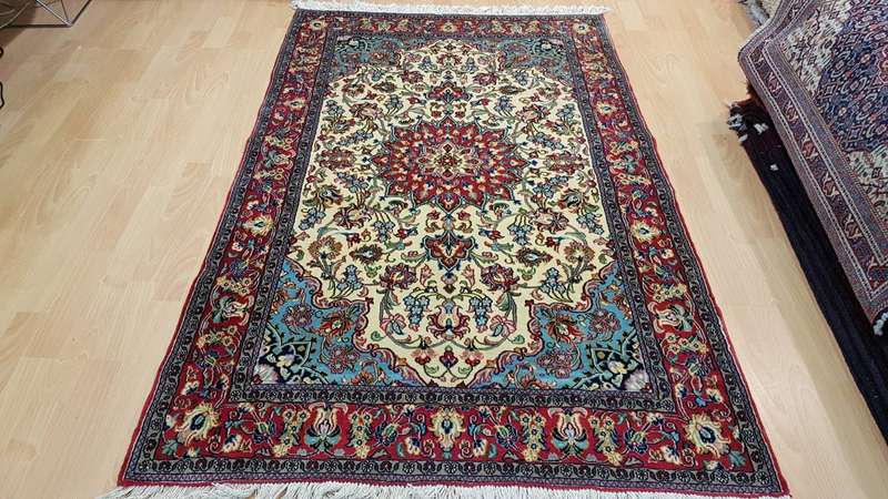 Fine Persian Isfahan Carpet 175cm x 110cm Hand Knotted