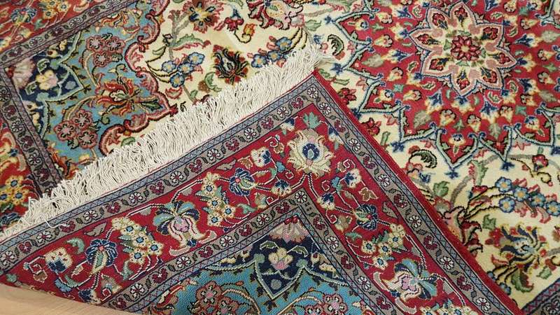 Fine Persian Isfahan Carpet 175cm x 110cm Hand Knotted