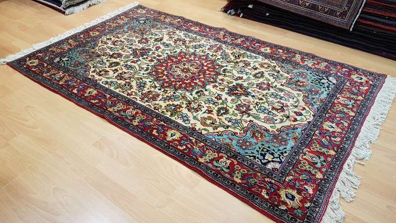 Fine Persian Isfahan Carpet 175cm x 110cm Hand Knotted