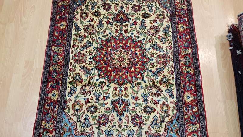 Fine Persian Isfahan Carpet 175cm x 110cm Hand Knotted