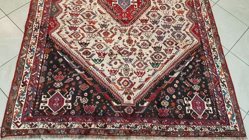 Very Fine Persian Qashqai Carpet 260cm x 176cm Hand Knotted