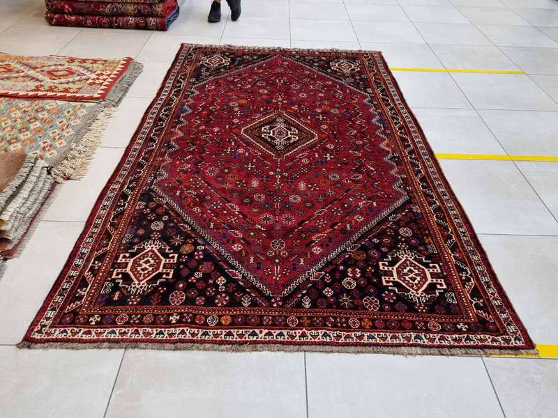 Very Fine Persian Qashqai Carpet 273cm x 168cm Hand Knotted