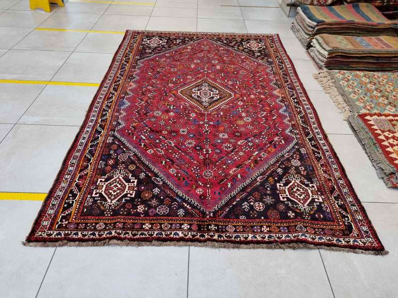 Very Fine Persian Qashqai Carpet 273cm x 168cm Hand Knotted