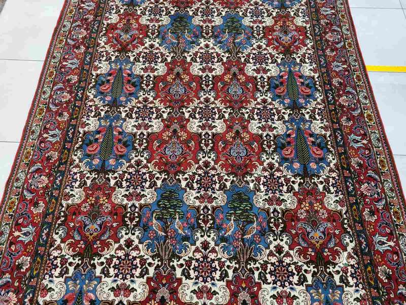 Very Fine Persian Bakhtiari Carpet 320cm x 220cm Hand Knotted