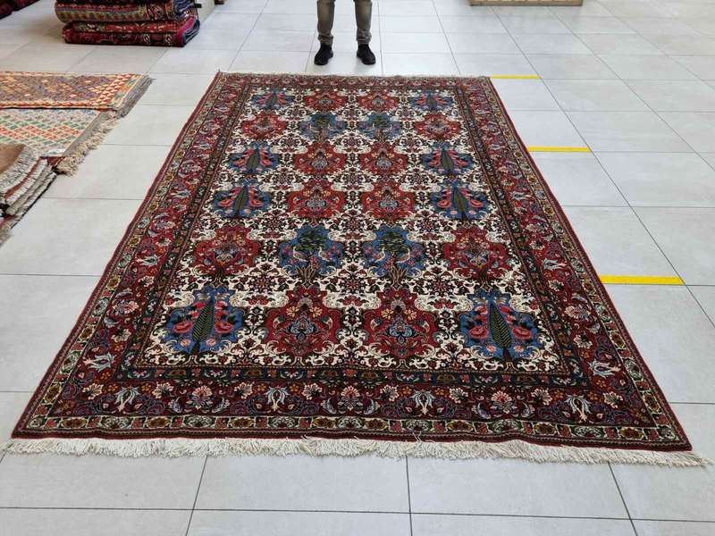 Very Fine Persian Bakhtiari Carpet 320cm x 220cm Hand Knotted