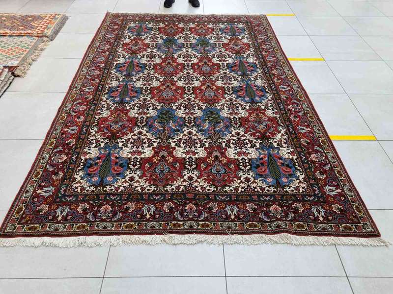 Very Fine Persian Bakhtiari Carpet 320cm x 220cm Hand Knotted
