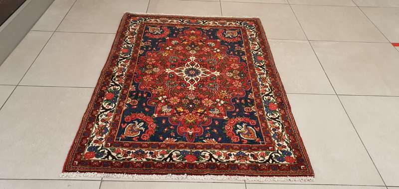 Very Fine Persian Bakhtiari Carpet 147cm x 106cm Hand Knotted