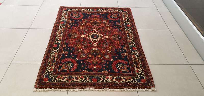 Very Fine Persian Bakhtiari Carpet 147cm x 106cm Hand Knotted