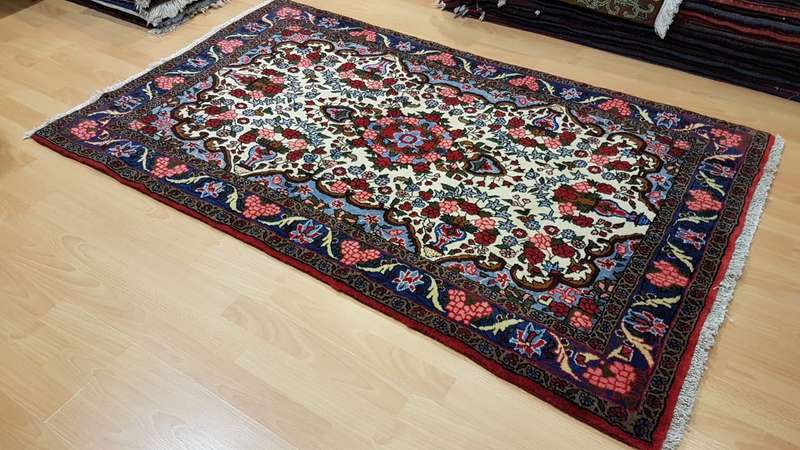 Very Fine Persian Bakhtiary Carpet 165cm x 103cm Hand Knotted