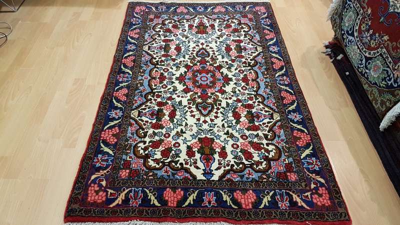 Very Fine Persian Bakhtiary Carpet 165cm x 103cm Hand Knotted