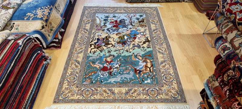 Very Fine Persian Pictorial Isfahan Carpet 196cm x 127cm Hand Knotted