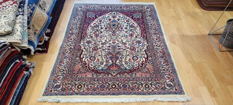 Very Fine Persian Mashhad Carpet - 166cm x 122cm Hand-Knotted