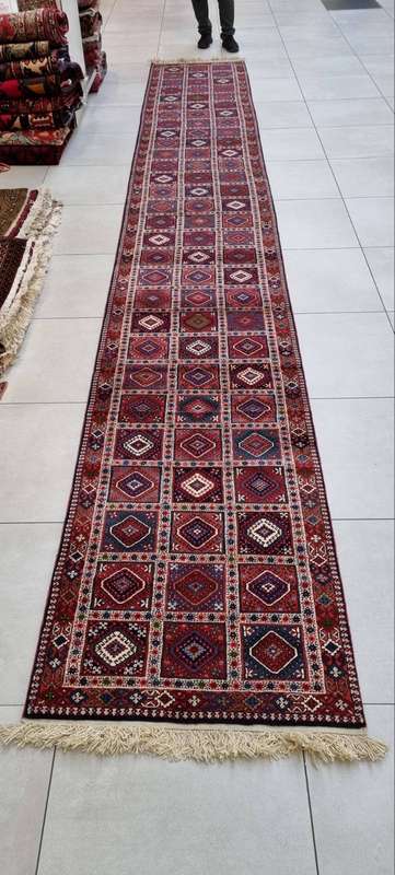 Very Fine Persian Yalemeh Carpet 600cm x 86cm - Hand Knotted