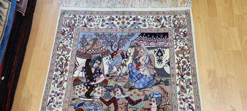 Very Fine Persian Pictorial Isfahan Carpet 164cm x 110cm Hand Knotted
