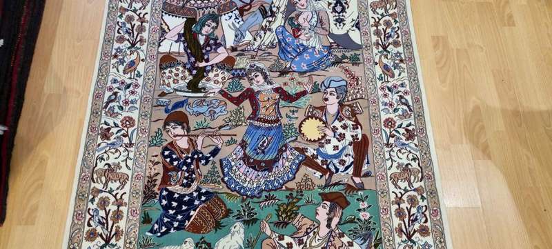 Very Fine Persian Pictorial Isfahan Carpet 164cm x 110cm Hand Knotted