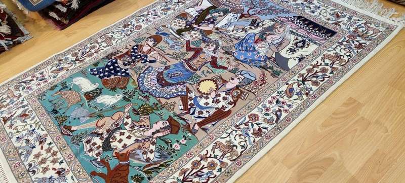 Very Fine Persian Pictorial Isfahan Carpet 164cm x 110cm Hand Knotted