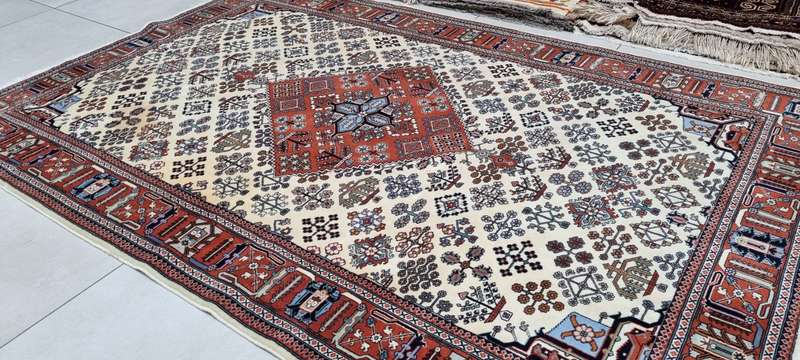Very Fine Persian Joshegan Carpet 254cm x 168cm Hand Knotted