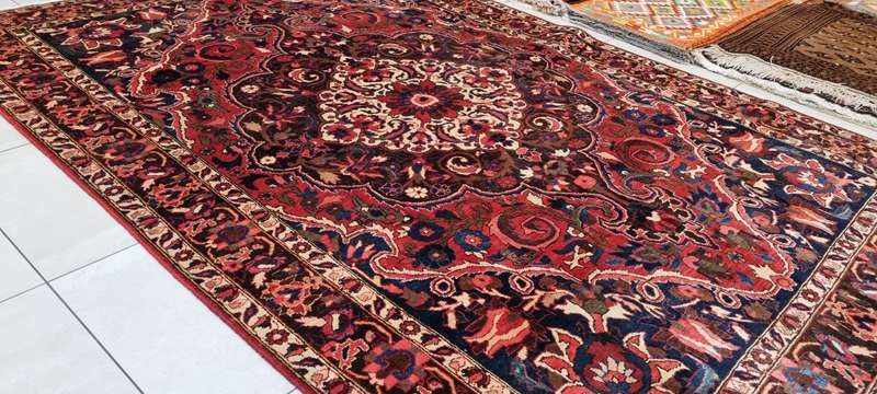 Persian Bakhtiari Carpet 315cm x 220cm Hand Knotted