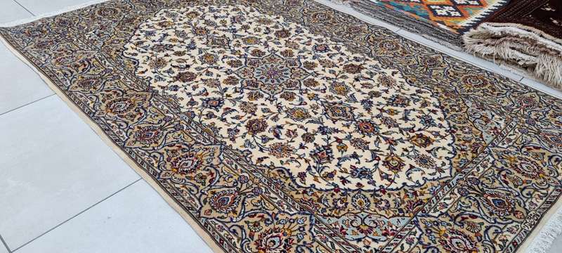 Very Fine Persian Kashan Carpet 220cm x 143cm Hand knotted