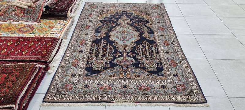 Very Fine Persian Isfahan Carpet 245cm x 157cm Hand Knotted