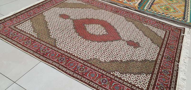 Fine Persian Tabriz Carpet 200cm x 150cm Hand Knotted