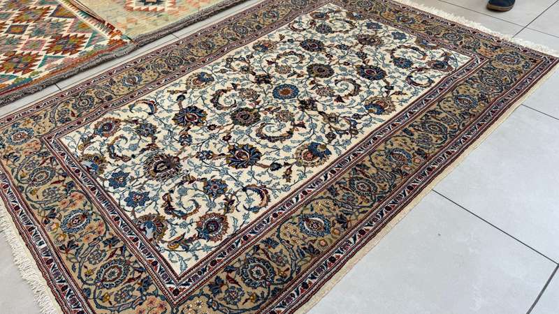 Fine Persian Kashan Carpet 203cm x 140cm Hand knotted