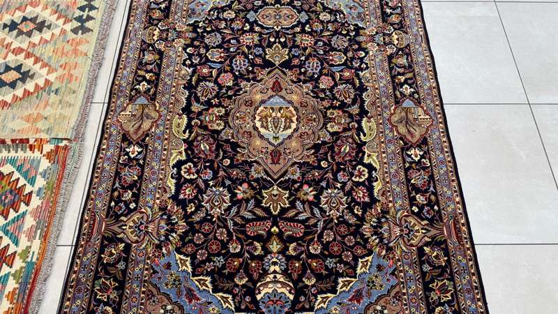 Very Fine Persian Kashan Carpet 222cm x 142cm Hand knotted
