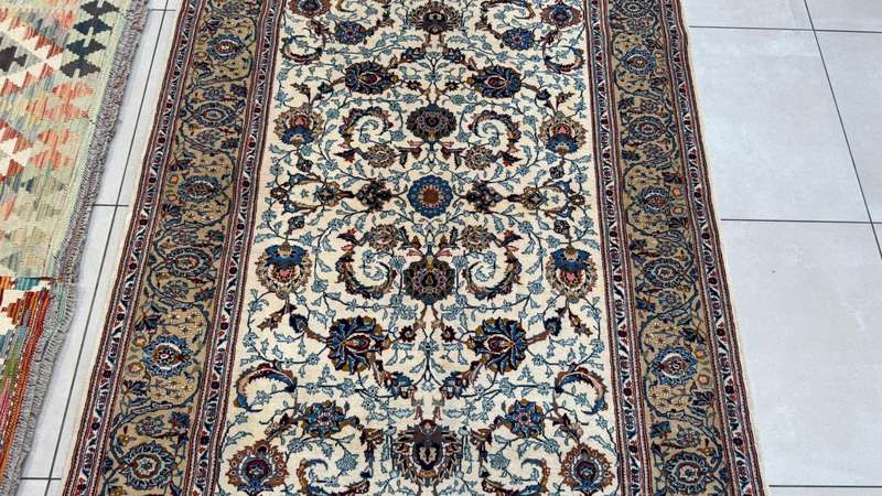 Fine Persian Kashan Carpet 203cm x 140cm Hand knotted