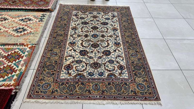 Fine Persian Kashan Carpet 203cm x 140cm Hand knotted