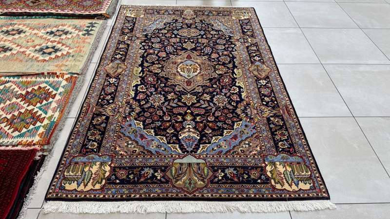 Very Fine Persian Kashan Carpet 222cm x 142cm Hand knotted