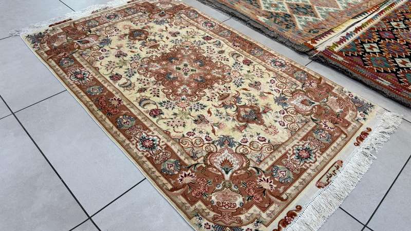 Very Fine Persian Tabriz Carpet 160cm x 100cm Hand Knotted