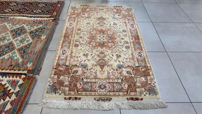 Very Fine Persian Tabriz Carpet 160cm x 100cm Hand Knotted