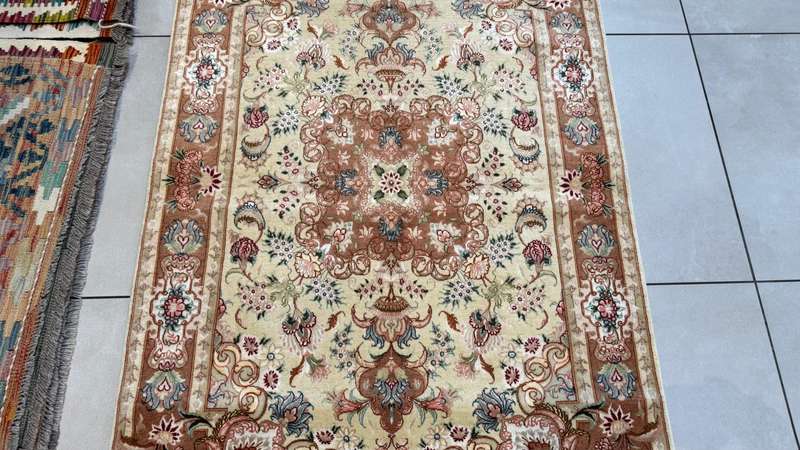 Very Fine Persian Tabriz Carpet 160cm x 100cm Hand Knotted