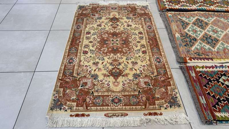 Very Fine Persian Tabriz Carpet 160cm x 100cm Hand Knotted
