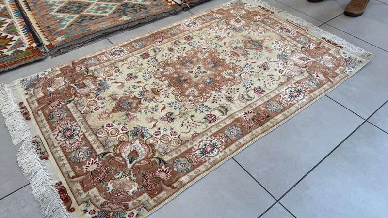 Very Fine Persian Tabriz Carpet 160cm x 100cm Hand Knotted