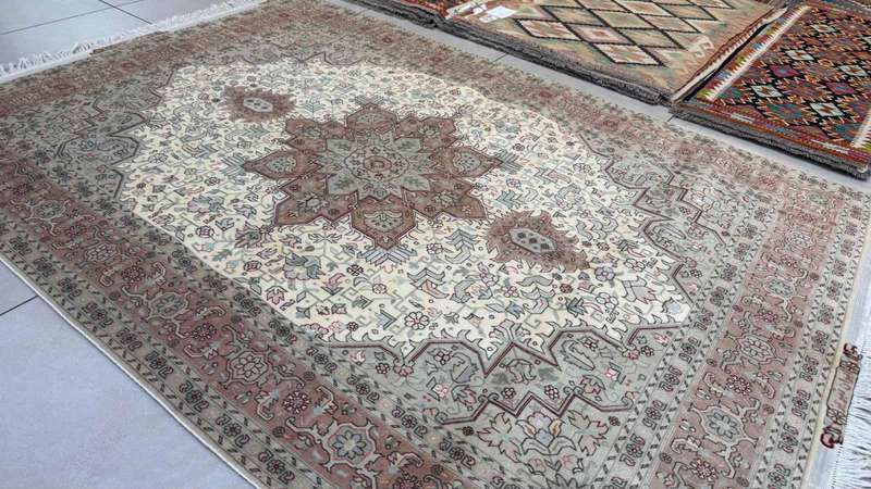 Very Fine Persian Tabriz Carpet 200cm x 150cm Hand Knotted
