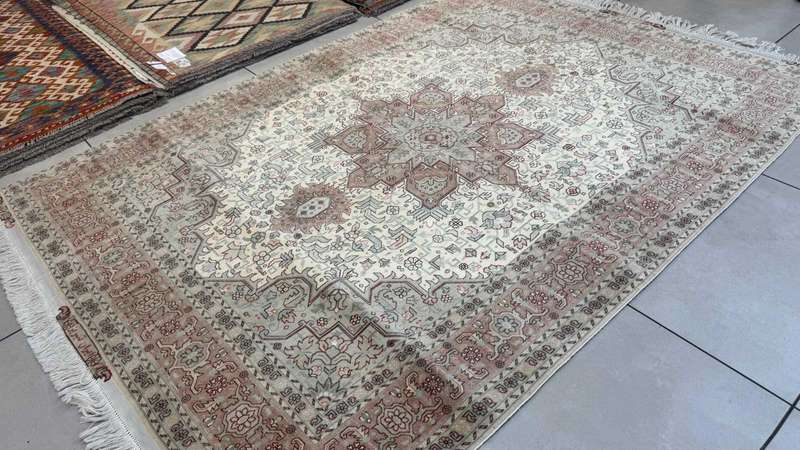 Very Fine Persian Tabriz Carpet 200cm x 150cm Hand Knotted