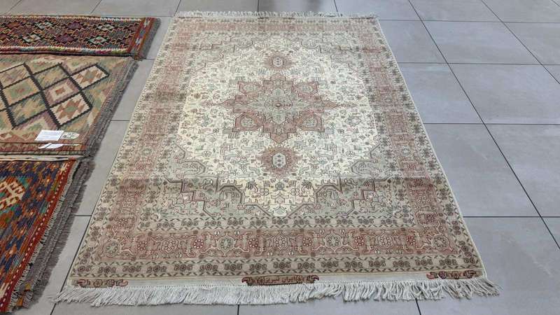 Very Fine Persian Tabriz Carpet 200cm x 150cm Hand Knotted