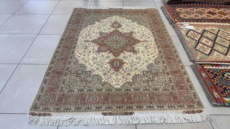 Very Fine Persian Tabriz Carpet 200cm x 150cm Hand Knotted