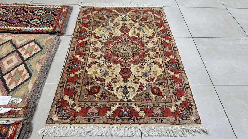 Very Fine Persian Tabriz Carpet 150cm x 100cm Hand Knotted